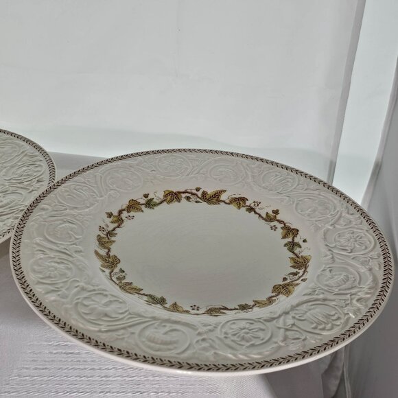 2 Wedgwood Golden Ivy Dinner Plates 10.5" Laurel Rim raised relief England - Picture 4 of 14